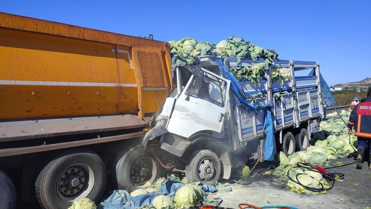 TIRa çarpan kamyonun sürücüsü yaralandı