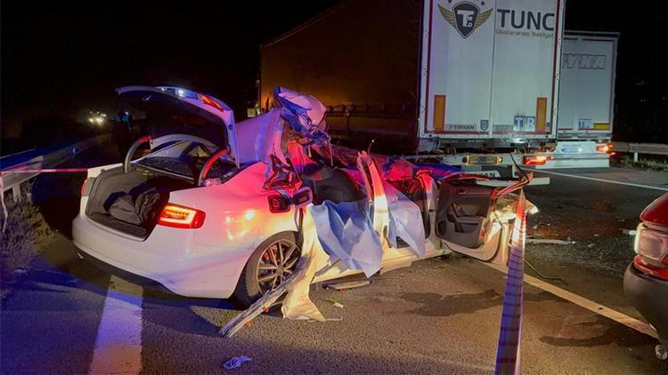 Otoyolda TIR’a çarpan otomobilde 2 kişi öldü