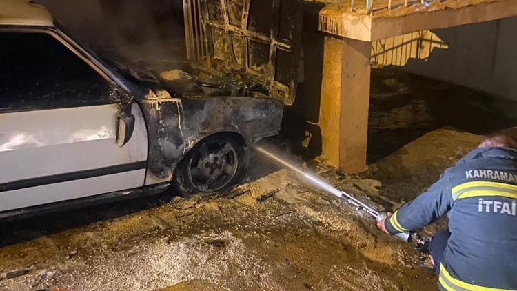 Adıyamanda park halindeyken yanan otomobilde hasar oluştu