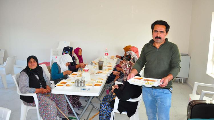 Yemek yapmakta zorlanan annesinden esinlenen muhtar, yaşlılara her gün yemek hazırlıyor