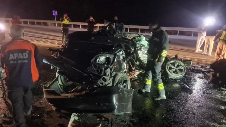 Erzincan-Sivas karayolunda feci kaza Otomobil ile tır çarpıştı: 3 ölü, 1 yaralı