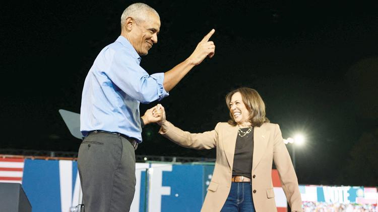 ABD’de anketler başa baş... Obama, Harris ile mitinge çıktı