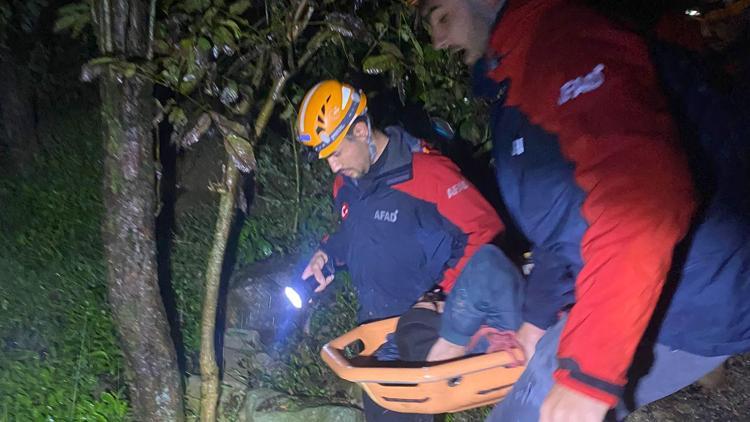 Rizede sağanak sonrası heyelan riski; mahsur kalan 5 kişi kurtarıldı, 16 konut tahliye edildi