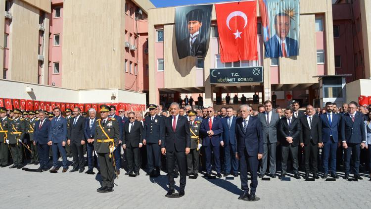 Mardin’de 29 Ekim Cumhuriyet Bayramı kutlamaları çelenk sunma töreniyle başladı