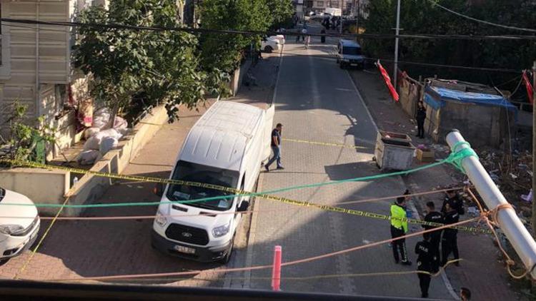 İstanbulda kan donduran olay: 3 yaşındaki çocuk ve kargo firması şoförü hayatını kaybetti