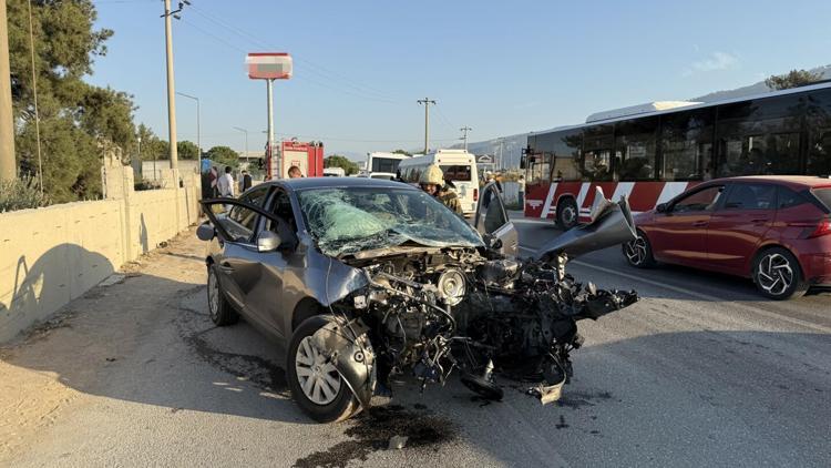 Servis minibüsüyle çarpışan otomobilin sürücüsü ağır yaralandı