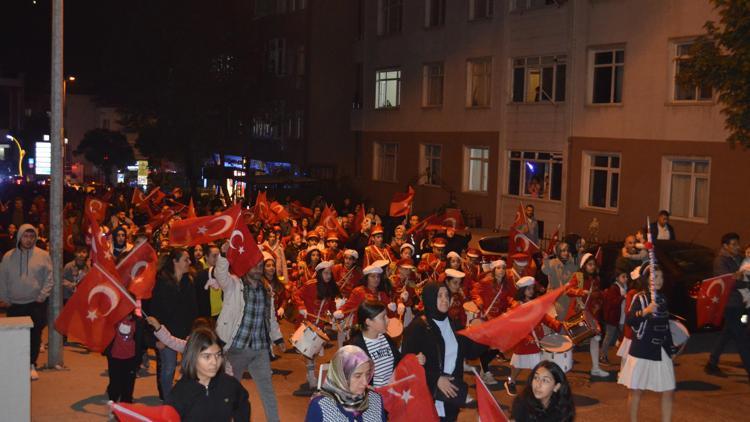 Darıcada Cumhuriyetin 101. yılı fener alayıyla kutlandı