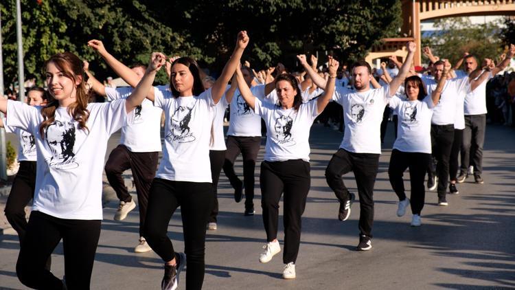 Ödemişte 101 kişi zeybek oynayarak Cumhuriyet Bayramını kutladı