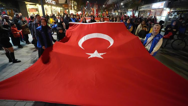 Düzce ve Zonguldakta Cumhuriyetin 101. yılı dolayısıyla fener alayı düzenlendi