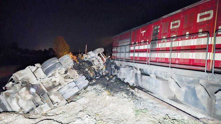 Faciadan dönüldü... Yolcu treni kamyona çarptı