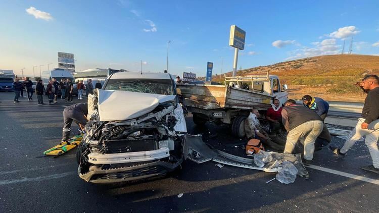 Kulada hafif ticari araç kamyonete arkadan çarptı: 4 yaralı