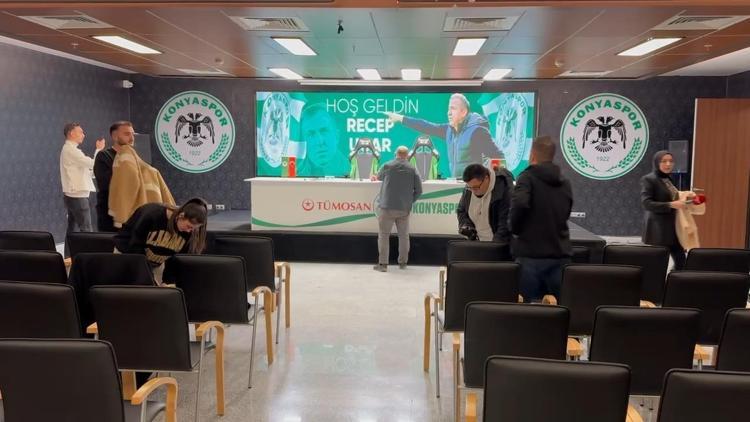 Basın mensuplarından Konyaspor yönetimine ve yeni teknik hocasına protesto