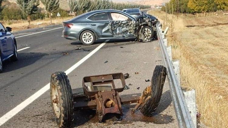 Mardin’de otomobille traktör çarpıştı: 2 yaralı