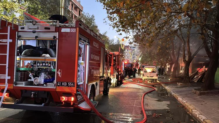 Kocaelide palet deposunda çıkan yangına müdahale ediliyor