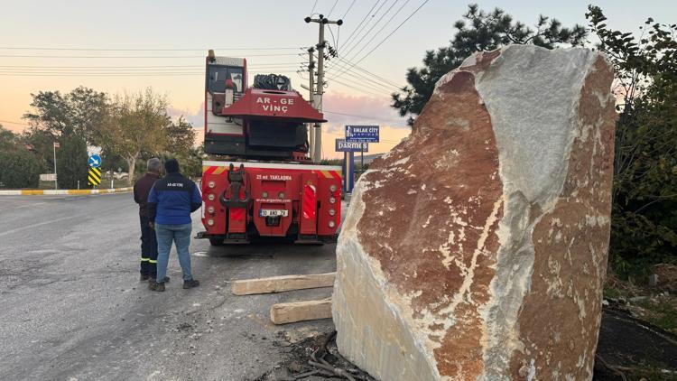 Seyir halindeki TIRdan 12 ton ağırlığındaki mermer blok, yola düştü