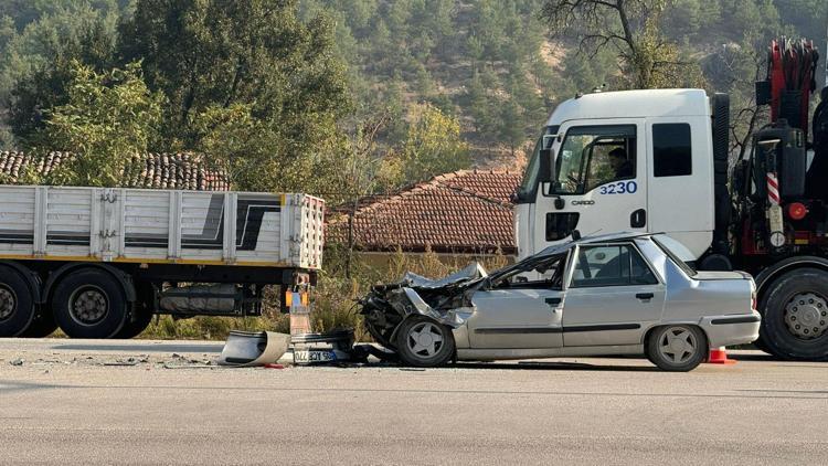 Otomobil, TIRa arkadan çarptı; sürücü ile eşi yaralandı