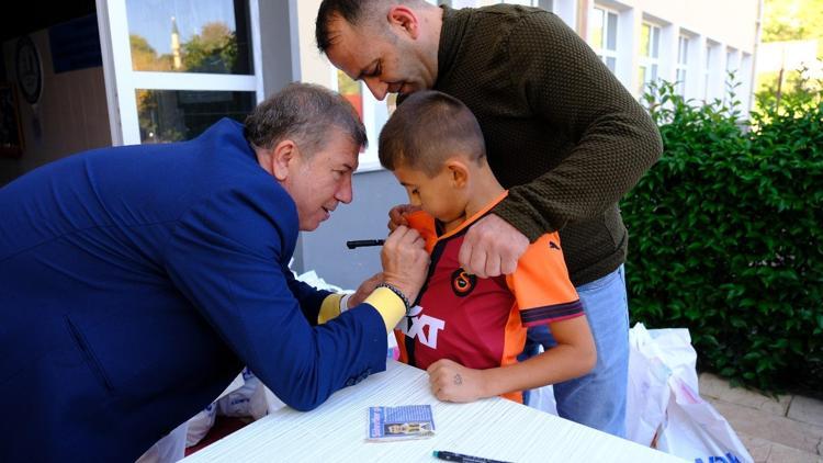 Kırsal mahalledeki okulları ziyaret eden Tanju Çolak’a öğrencilerden yoğun ilgi