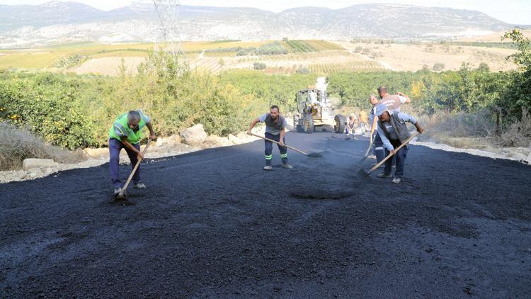 Akdeniz’de zarar gören yolları asfaltlanıyor