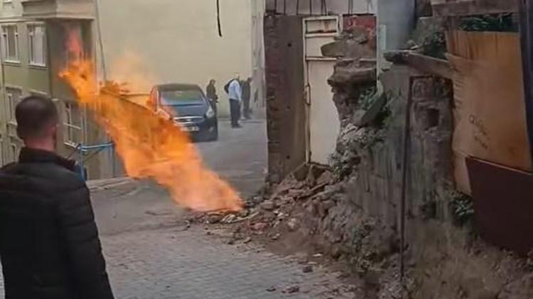 Doğal gaz borusu alev aldı, yandaki evin çatısını yaktı