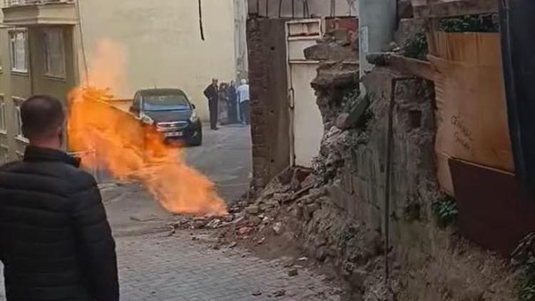 Doğal gaz borusundan çıkan alevler yandaki evin çatısını yaktı