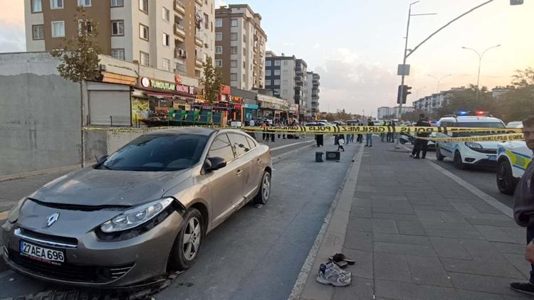 Gaziantepte otomobil, kaldırımdaki yayaların arasına daldı: 1 ölü, 1 yaralı