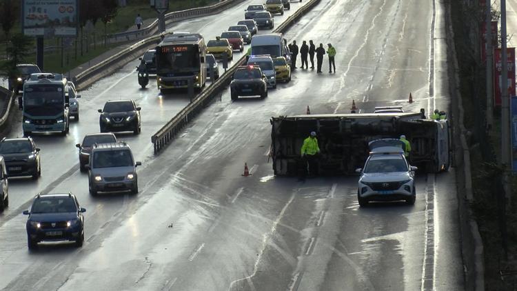 İstanbul - Kadıköyde et yüklü kamyonet devrildi: 1 yaralı