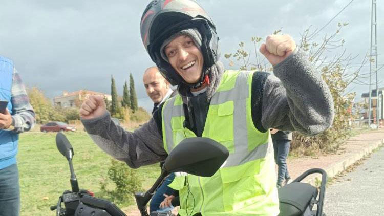 Mesut Özil motosiklet ehliyeti sınavına girdi