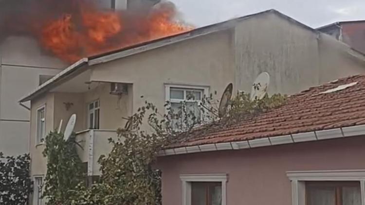 İstanbul-Sultanbeylide 3 katlı binanın çatısında yangın; o anlar kamerada