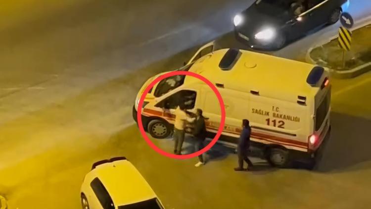 Sürücüsüyle tartıştığı ambulansın camını yumruklayıp, ‘Beni tanıyor musun’ diye bağırdı