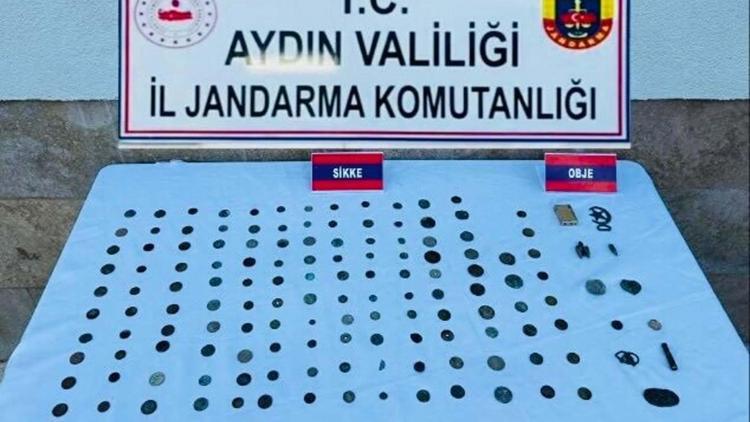 Otomobilinde 145 adet tarihi değeri bulunduğu değerlendirilen eserle yakalanıp, gözaltına alındı