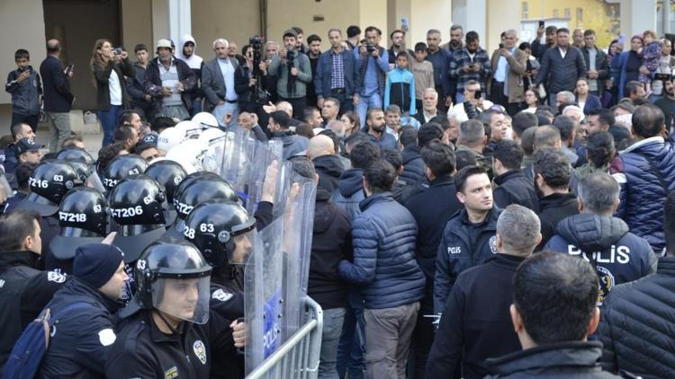 Halfeti Belediyesi önündeki taşlı saldırıda 2 polis yaralandı