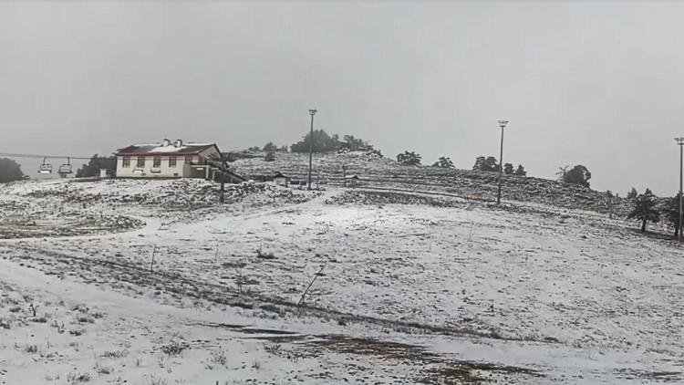 Keltepe kayak merkezi beyaza büründü