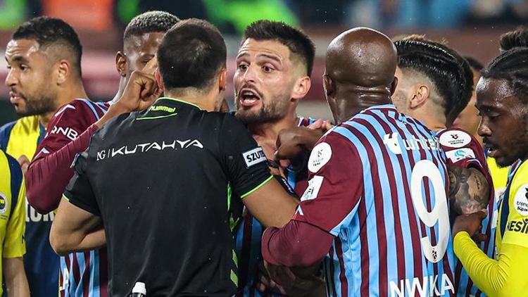 İşte Trabzonspor - Fenerbahçe maçında Oğuzhan Çakır ile Atilla Karaoğlan arasındaki konuşmalar VAR uyardı, 2 penaltı kararı çıktı