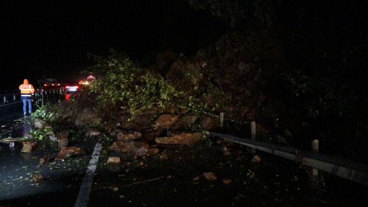 Rize’de heyelan; Karadeniz Sahil Yolu tek yönlü ulaşıma kapandı; 3 araçta hasar oluştu