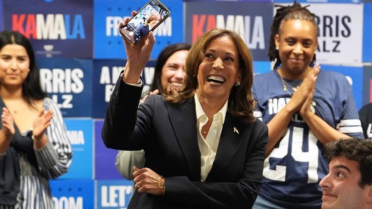 ABDde seçim gecesine damga vuran video Kamala Harris fena yakalandı: Telefonunun ekranı sosyal medyayı salladı