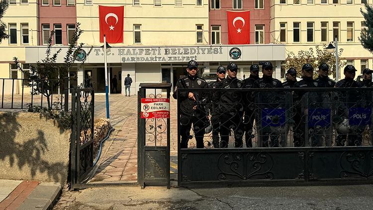 Şanlıurfada Halfeti Belediyesi önünde polislere taşlı saldırıya ilişkin 8 kişi daha yakalandı