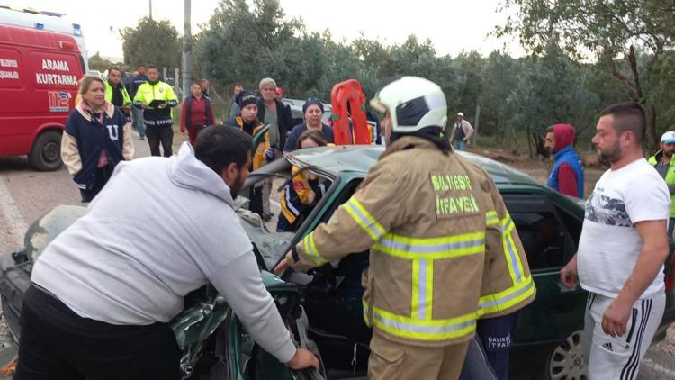 Erdekte iki otomobilin çarpıştığı kazada iki kişi yaralandı