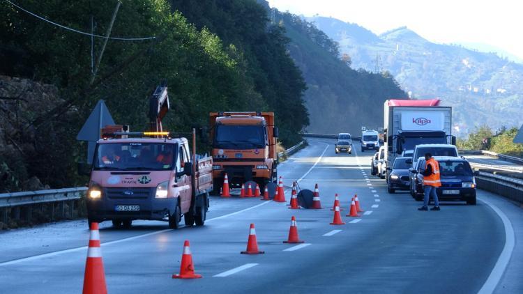 Karadeniz Sahil Yolu’nda heyelanın izleri siliniyor