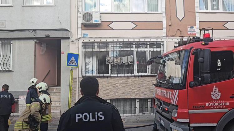 İstanbul - Fatihte 5 katlı binanın giriş katında yangın: Mahsur kalanları itfaiye kurtardı