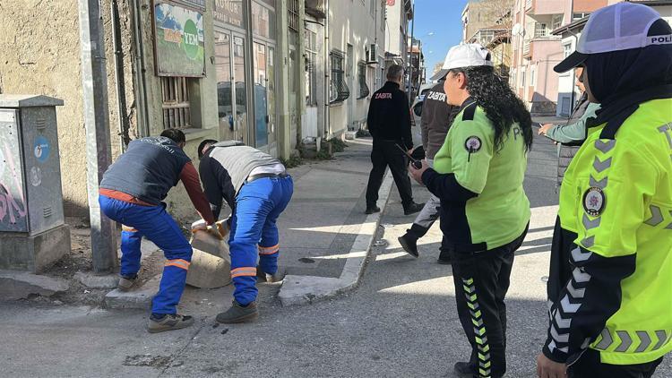 Edirnede trafik akışı ve yayaların geçişini engelleyen dubalar toplandı