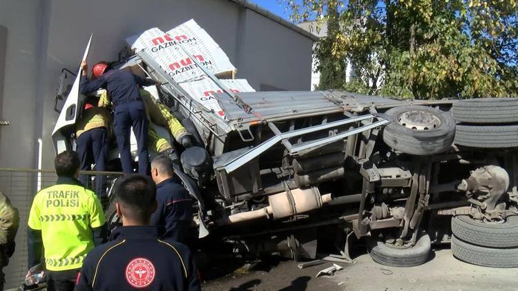 İstanbul- Kartalda gaz beton yüklü kamyon 2 katlı binaya girdi: 1 yaralı