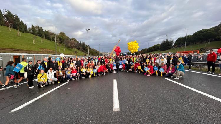 İstanbulda 800 gönüllü, 15 otizmli öğrenciye burs sağlamak için koştu