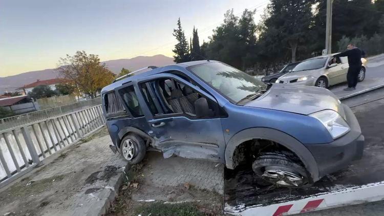 Sakaryada otomobil ile hafif ticari araç çarpıştı, 5 kişi yaralandı