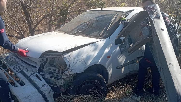 Bariyerlere çarptıktan sonra şarampole düşen otomobilin sürücüsü öldü