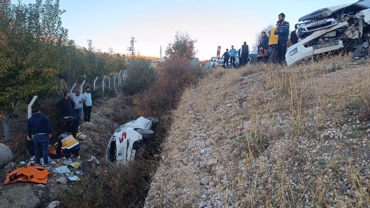 Adıyamanda otomobil ile hafif ticari araç çarpıştı: 11 yaralı