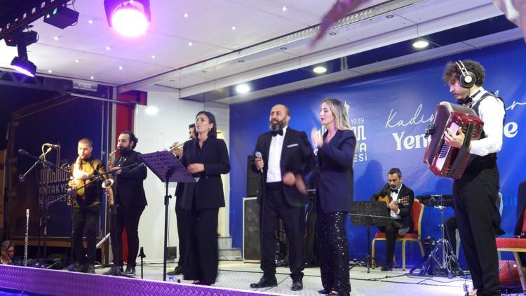 Konteyner kentte depremzede vatandaşlar için konser