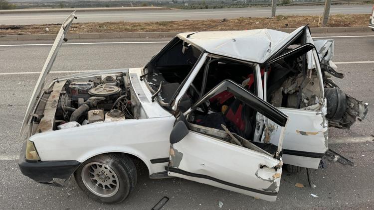 TIR, otomobille çarpıştı; baba yaralandı, oğlu hayatını kaybetti