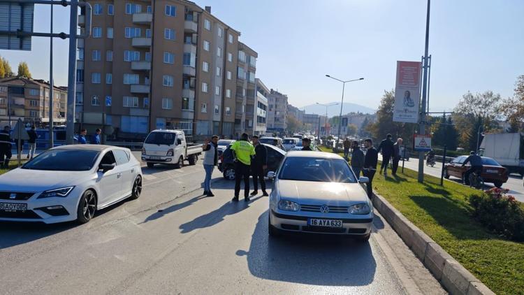 Bursada 4 araç zincirleme kazaya karıştı; 2 yaralı