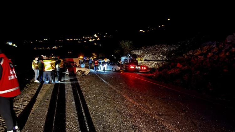 Rizede 3 otomobil çarpıştı: 2 ölü, 8 yaralı