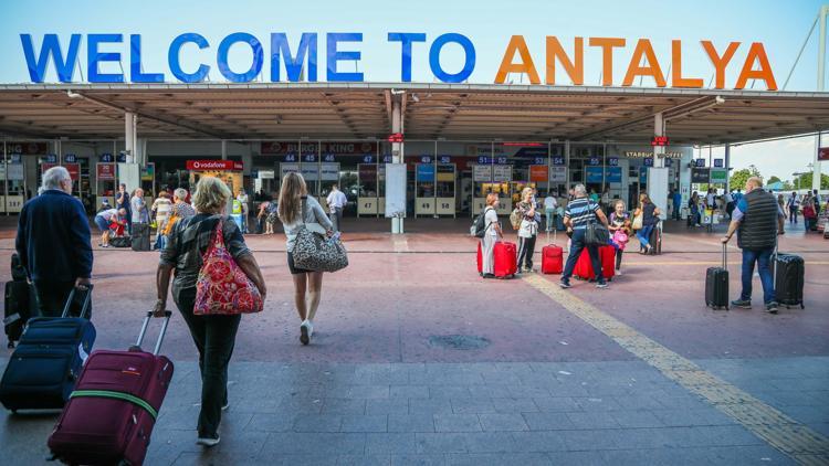 Antalyaya hava yoluyla günde 30 bin turist